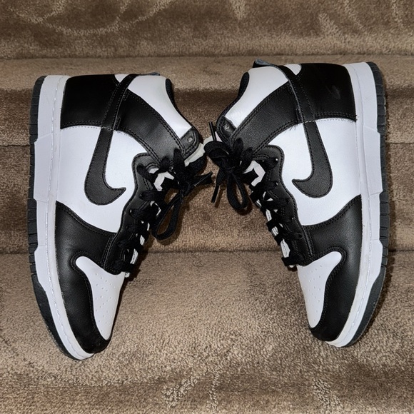 Nike Size 6.5 Black and White High Tops - Picture 6 of 6